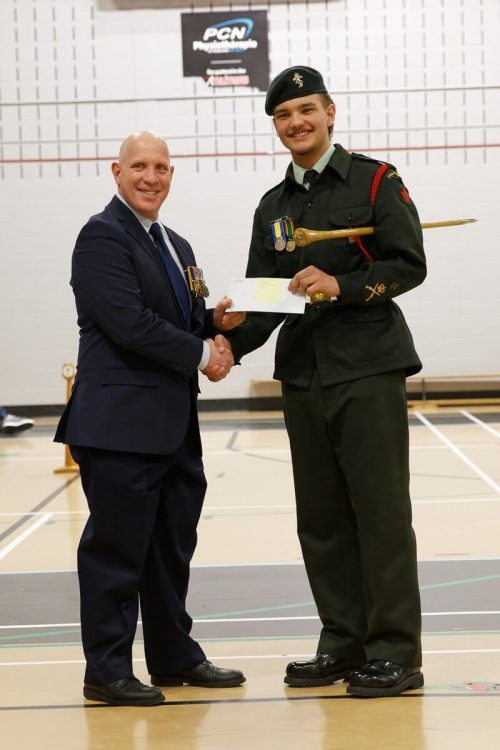 Jacob Lavoie recevant sa bourse du lieutenant-colonel (ret.) Charles Côté